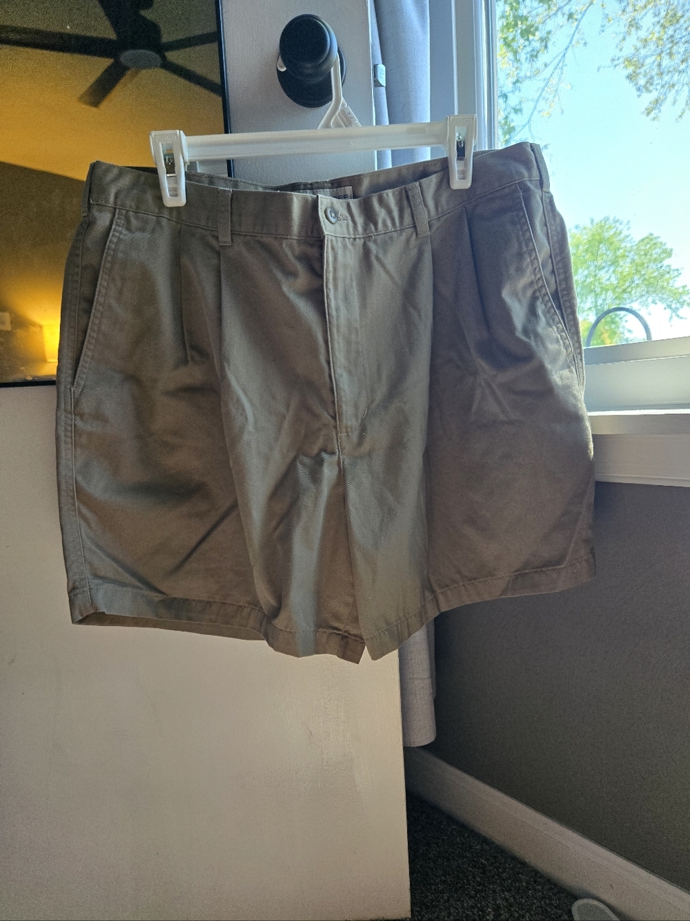 Roundtree & Yorke Pleated Khaki Shorts Size 36